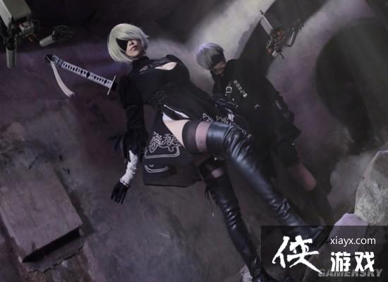 COSPLAY图赏：樱花妹COS尼尔2B小姐姐 特效场景完美还原